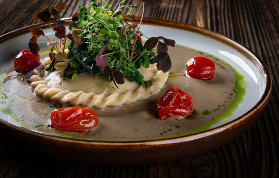 Raviolo z szarpaną kaczką