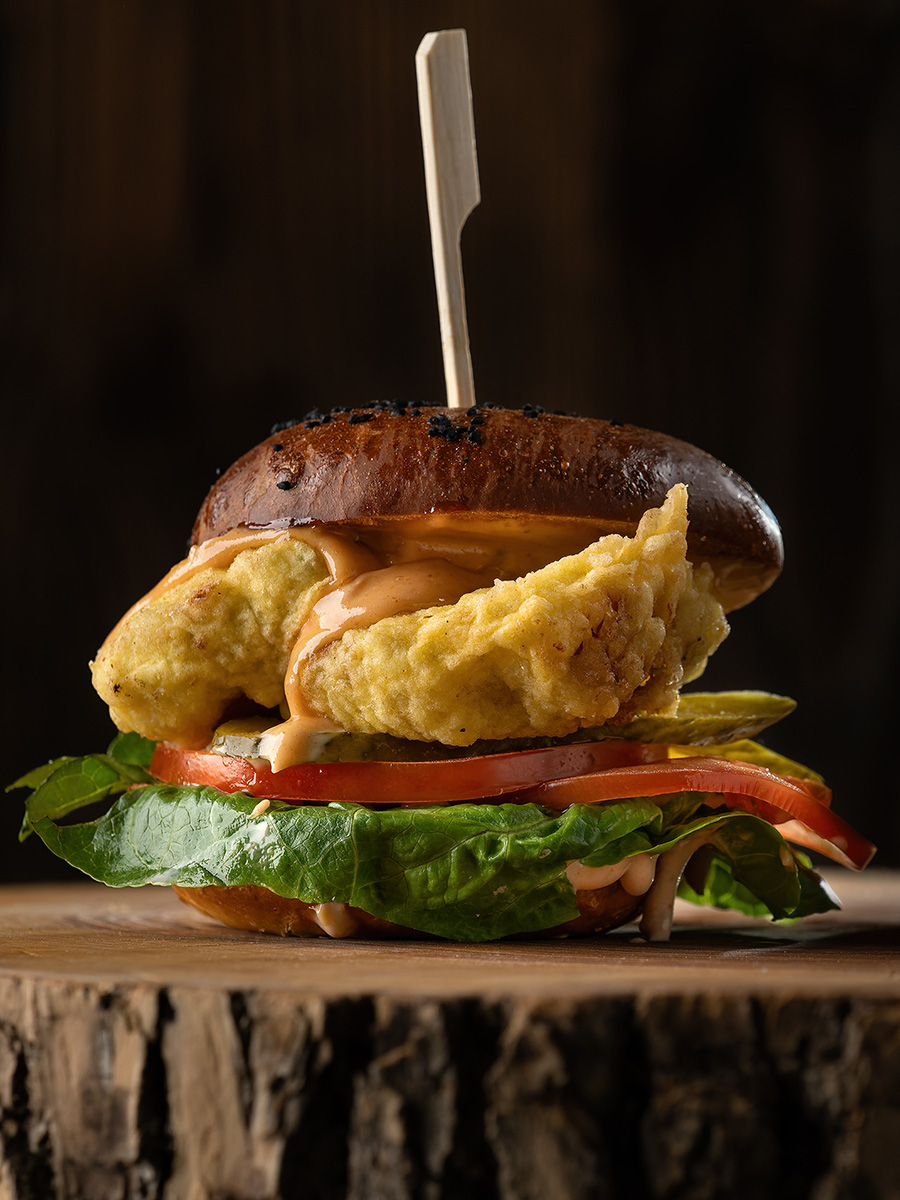 Mini burger z kurczakiem i frytkami