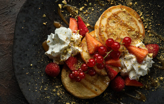 Pancakes z bitą śmietaną i owocami