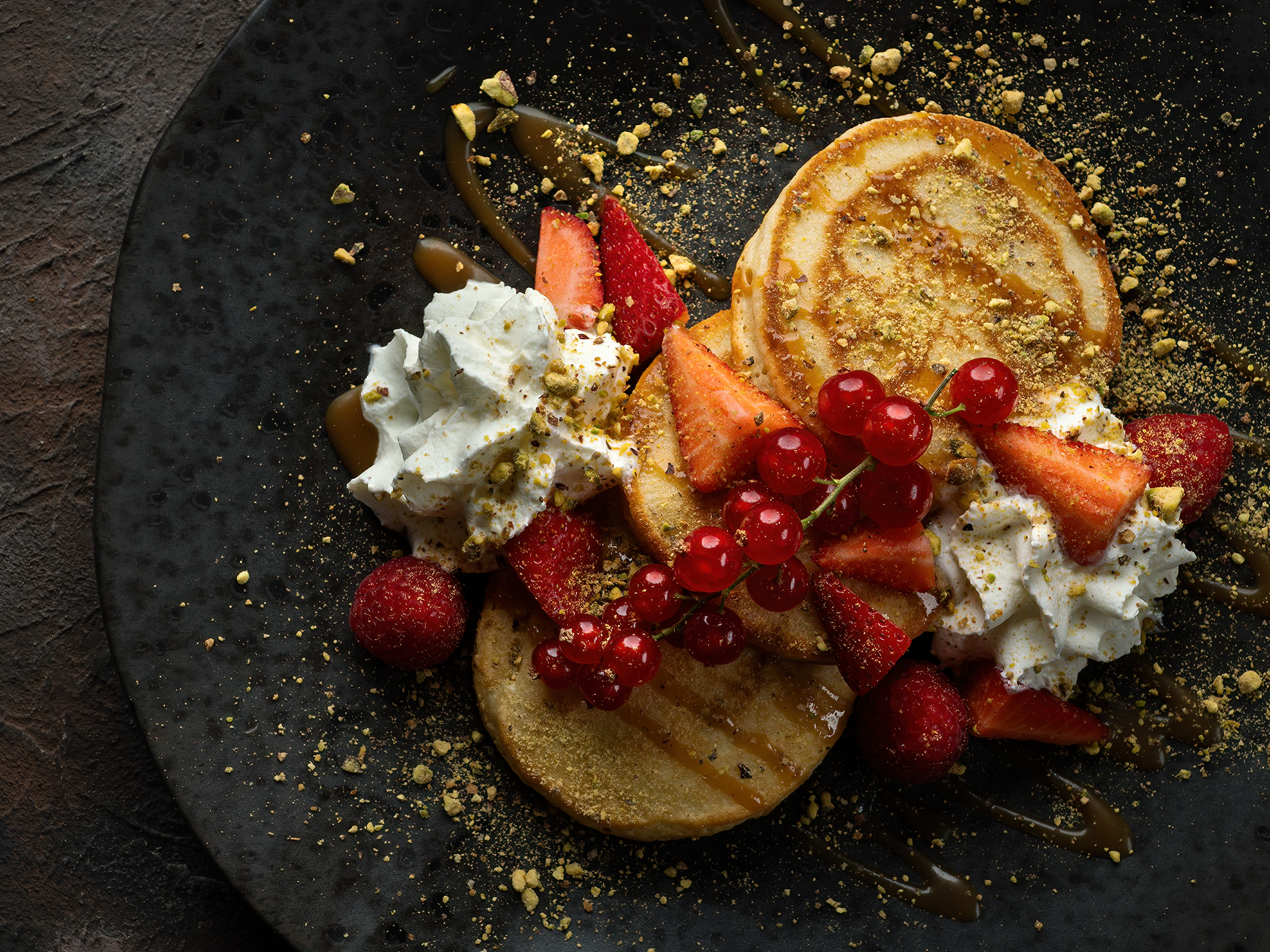 Pancakes z bitą śmietaną i owocami