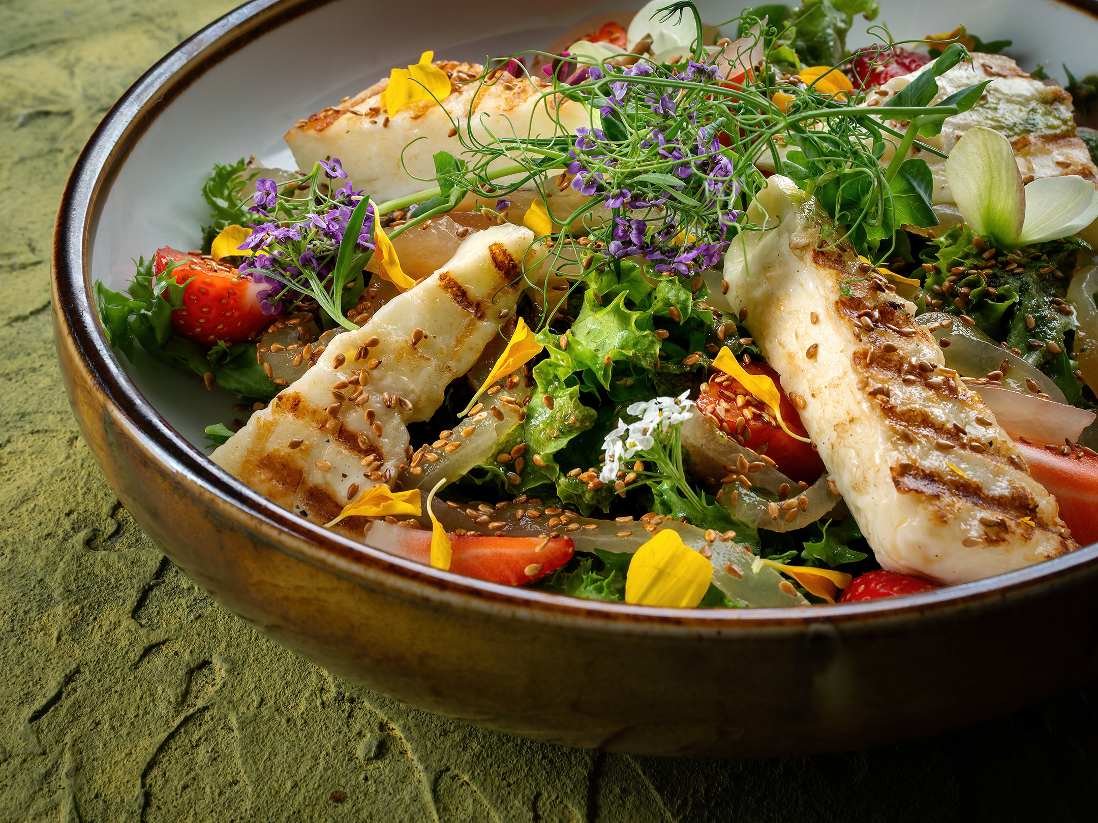 Sałatka z grillowanym halloumi